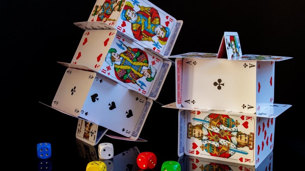 Keuntungan Bermain di Situs Poker Online VS Poker Langsung